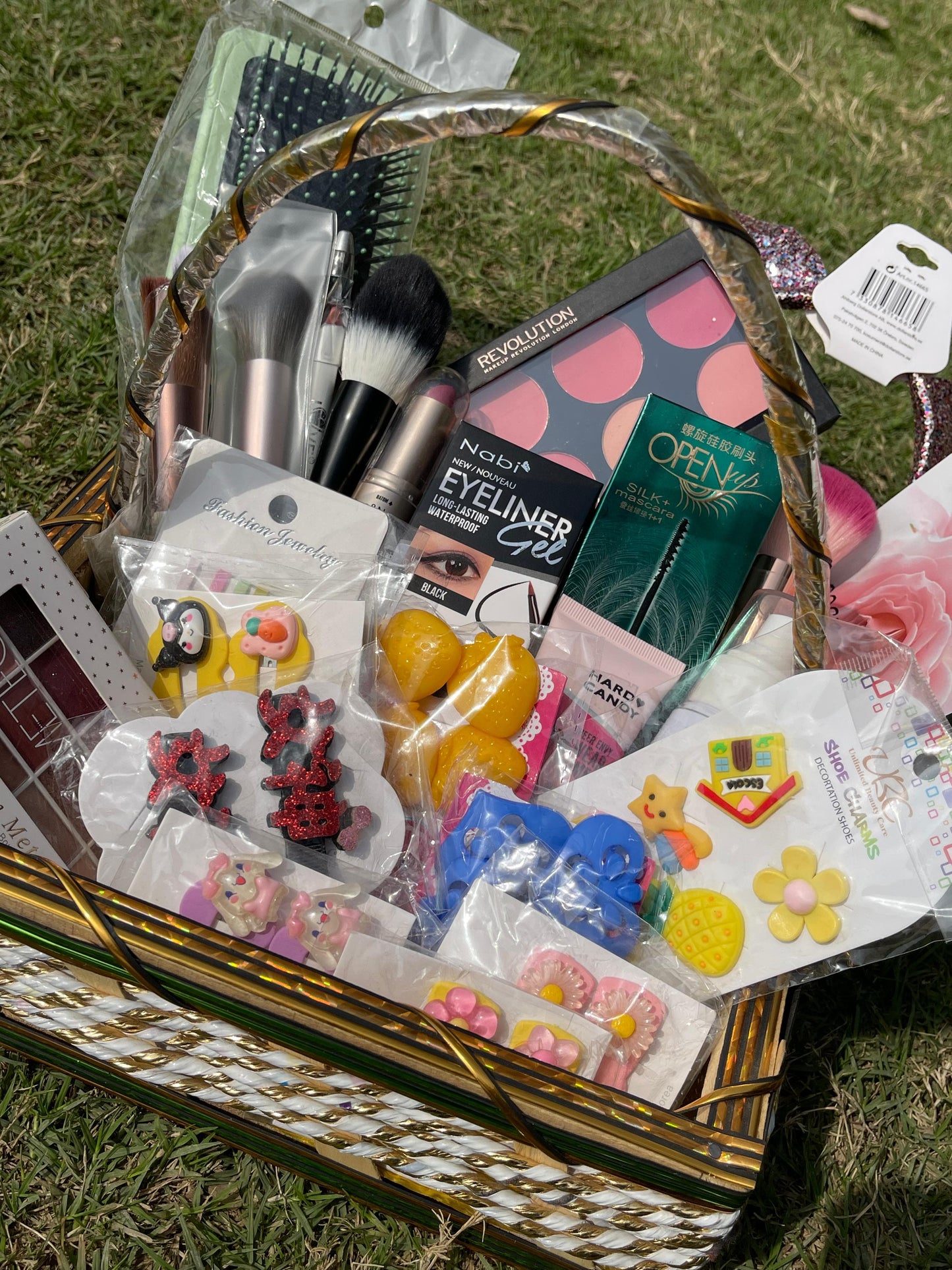 Luxury Beauty & Accessories Gift Hamper – A Perfect Gift for Every Occasion!